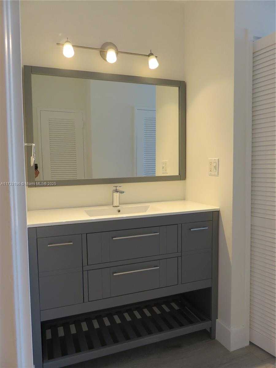 Small Image of 5700 COLLINS AVE #5J, Miami Beach Number 16