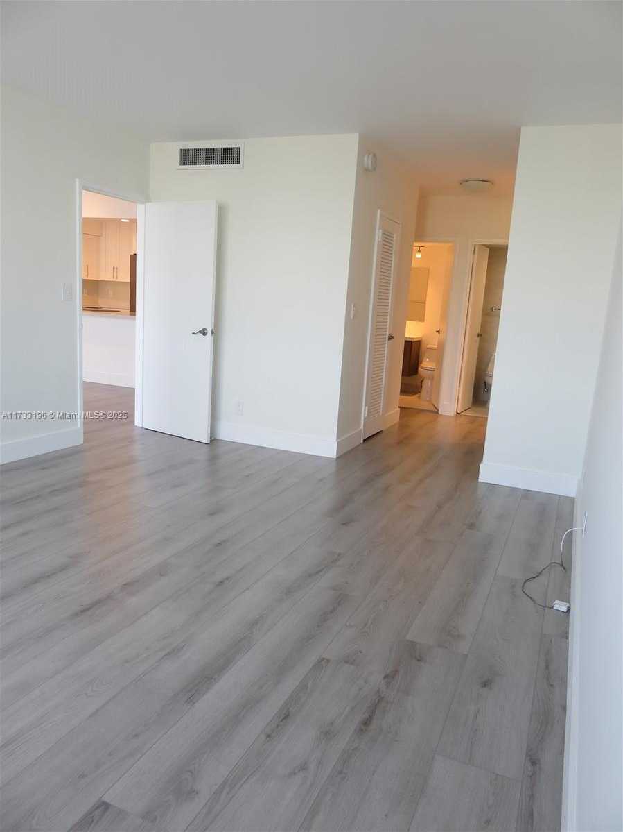 Small Image of 5700 COLLINS AVE #5J, Miami Beach Number 18