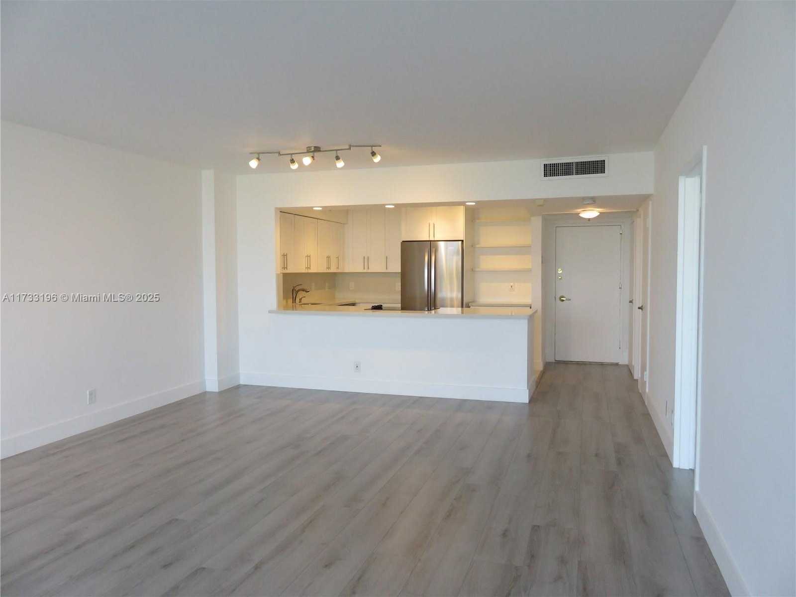 Small Image of 5700 COLLINS AVE #5J, Miami Beach Number 6