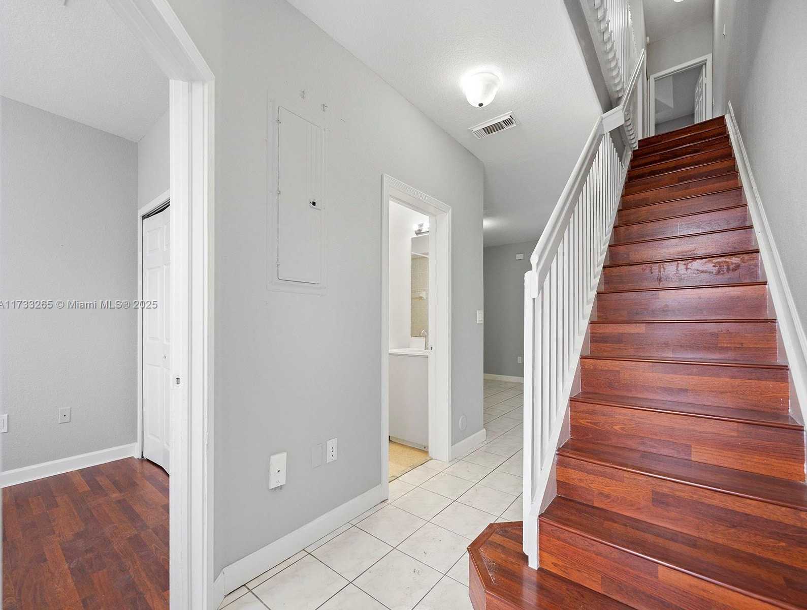 Small Image of 5460 NORTH WEST 107 AV #110, Doral Number 4