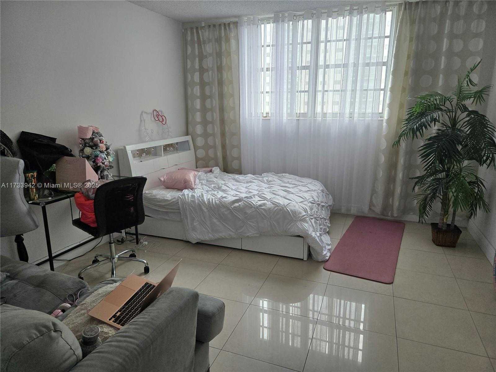 Small Image of 19390 Collins Ave, Sunny Isles Beach, FL 33160, USA Number 10