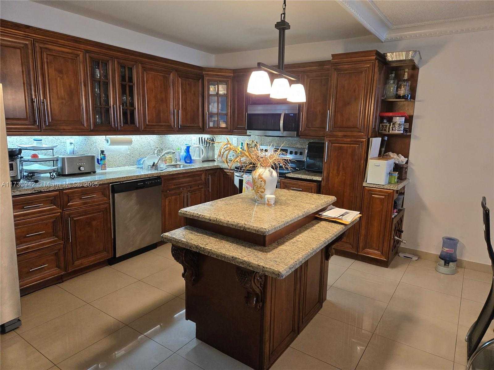 Small Image of 19390 Collins Ave, Sunny Isles Beach, FL 33160, USA Number 2
