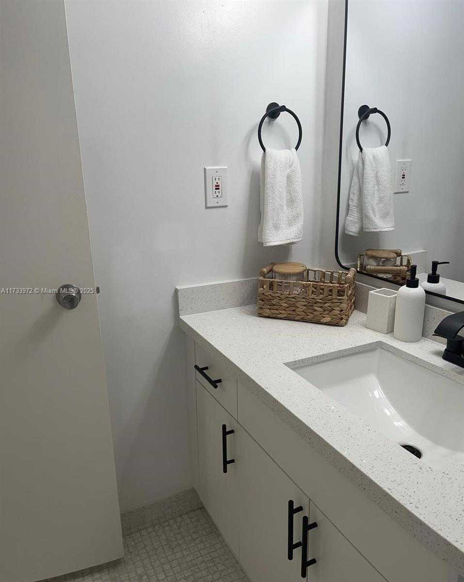 Small Image of 5700 COLLINS #5B, Miami Beach Number 14