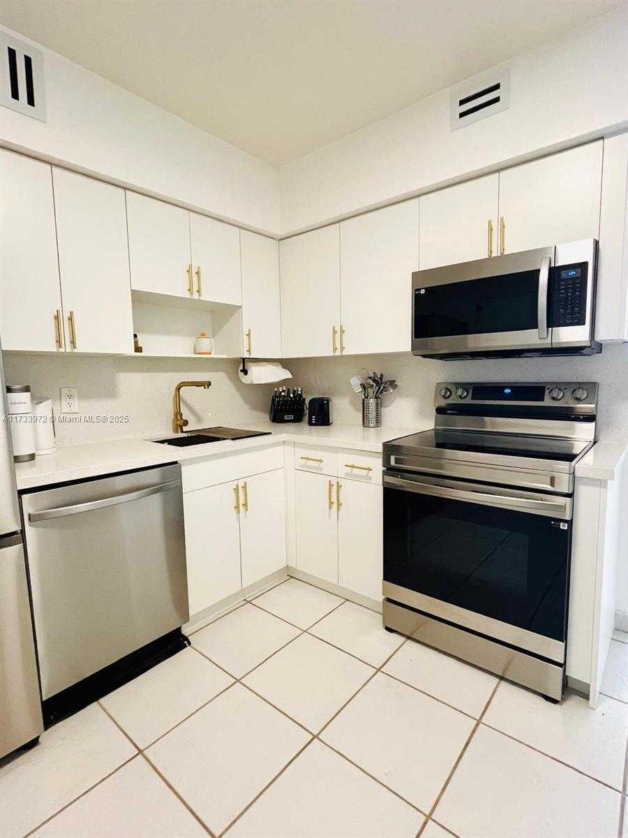 Small Image of 5700 COLLINS #5B, Miami Beach Number 4