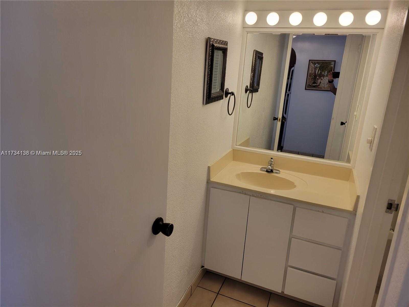 Small Image of 2899 COLLINS #1114, Miami Beach Number 11