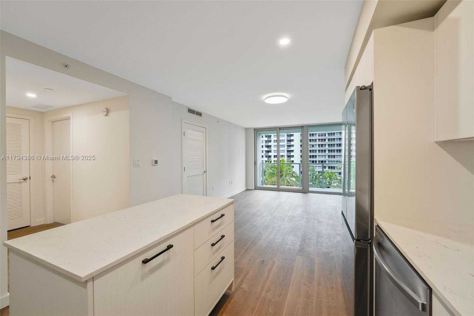 Small Image of 1500 BAY RD #N-1019, Miami Beach Number 3