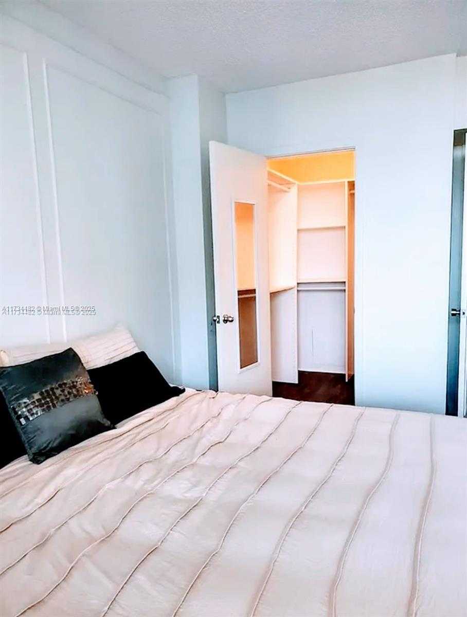 Small Image of 19355 TURNBERRY WAY #21C, Aventura Number 5