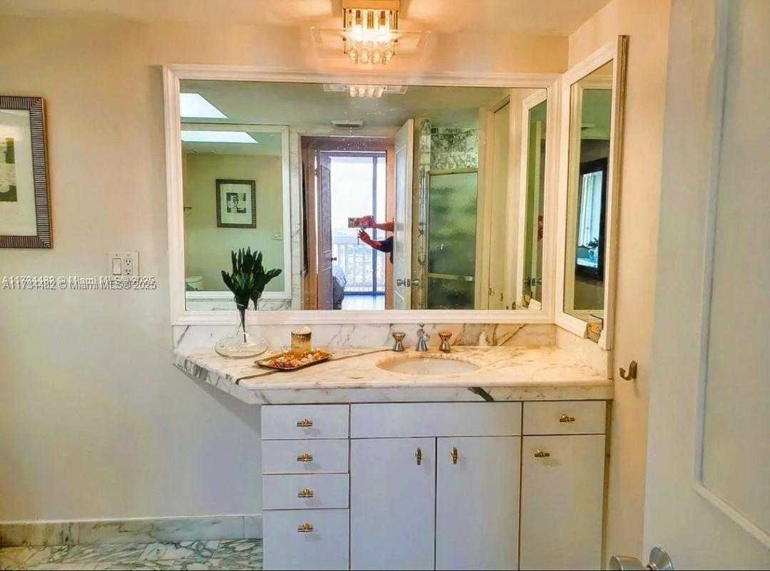 Small Image of 19355 TURNBERRY WAY #21C, Aventura Number 6