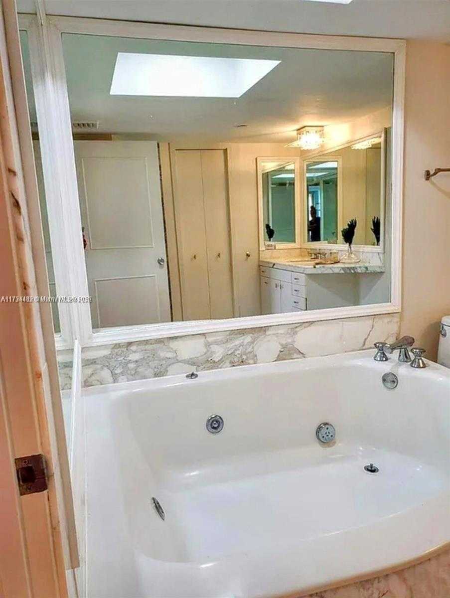 Small Image of 19355 TURNBERRY WAY #21C, Aventura Number 9