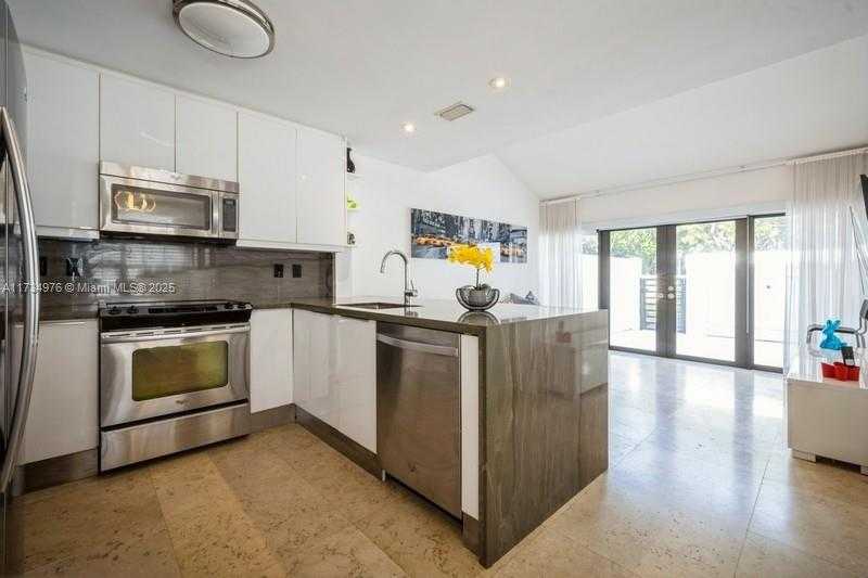 Small Image of 21216 HARBOR WAY #153-15, Aventura Number 3