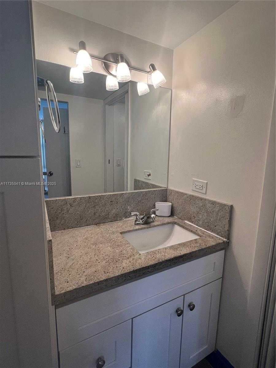 Small Image of 17011 NORTH BAY RD #512, Sunny Isles Beach Number 14