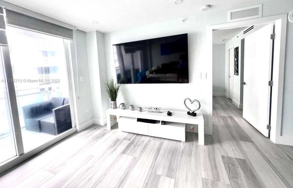 Small Image of 6917 COLLINS AVE #806, Miami Beach Number 3