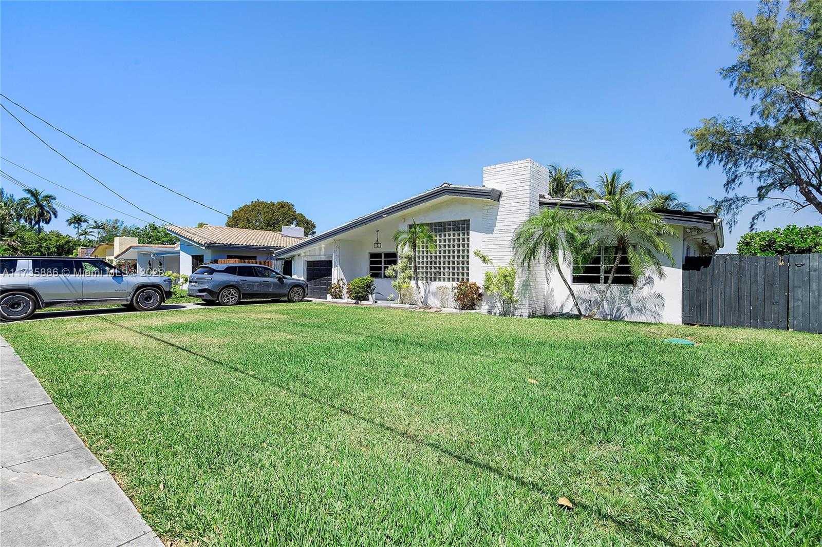 Small Image of 2541 NE 195th St, Miami, FL 33180, USA Number 10