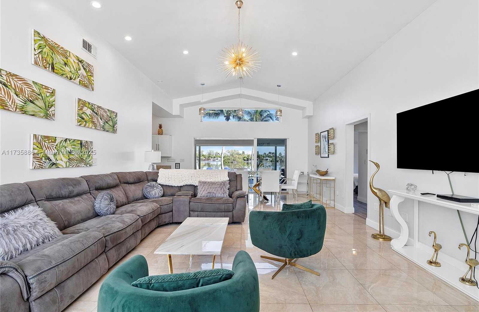 Small Image of 2541 NE 195th St, Miami, FL 33180, USA Number 13