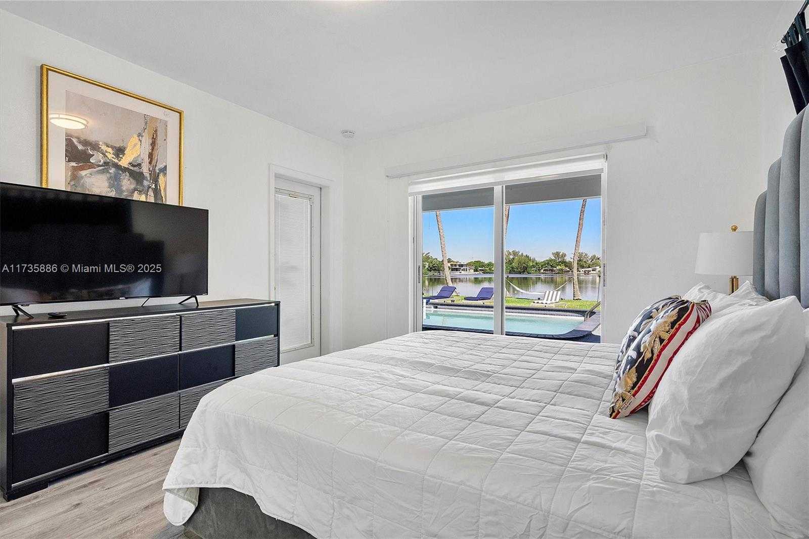 Small Image of 2541 NE 195th St, Miami, FL 33180, USA Number 16