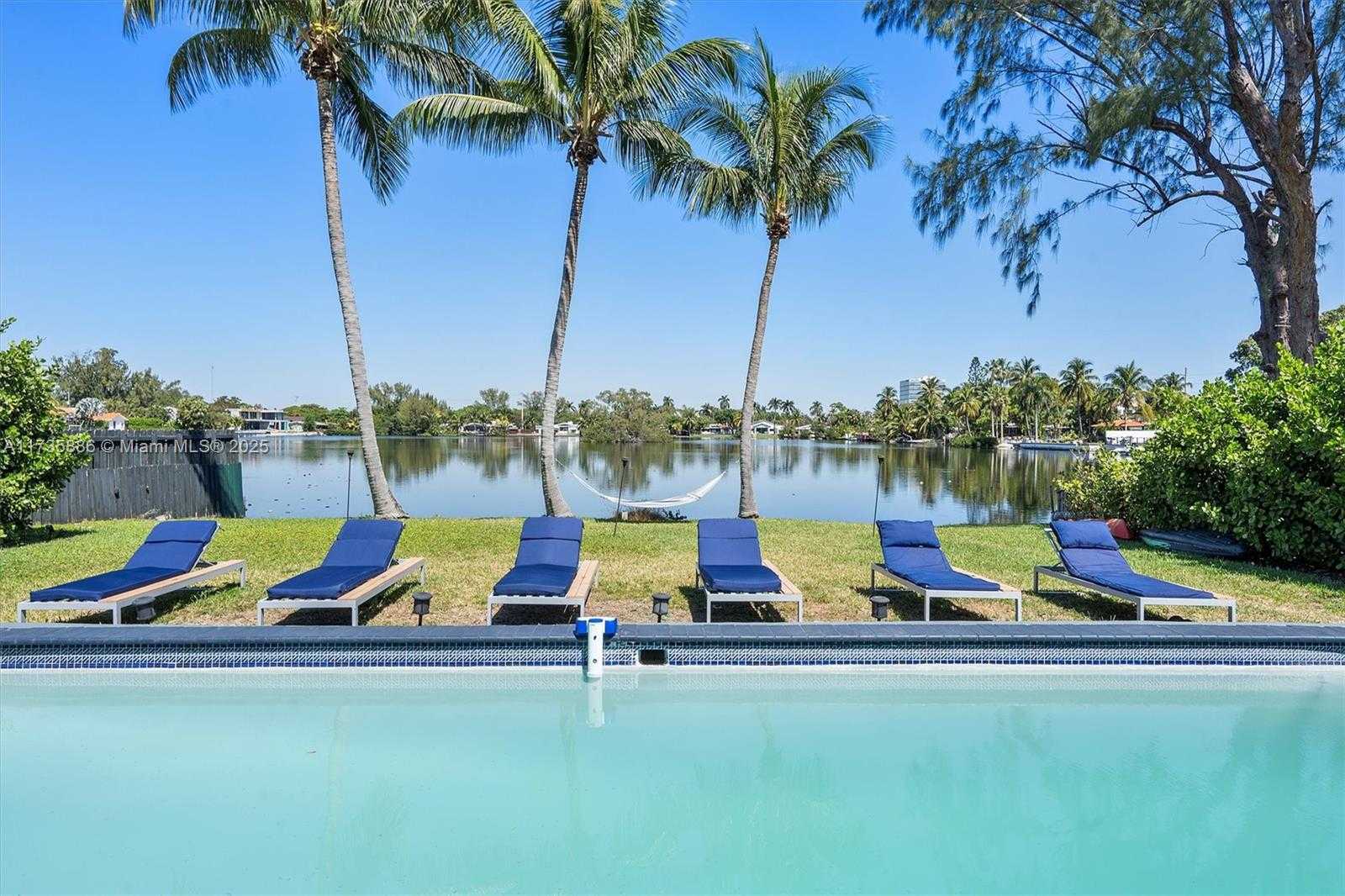 Small Image of 2541 NE 195th St, Miami, FL 33180, USA Number 2