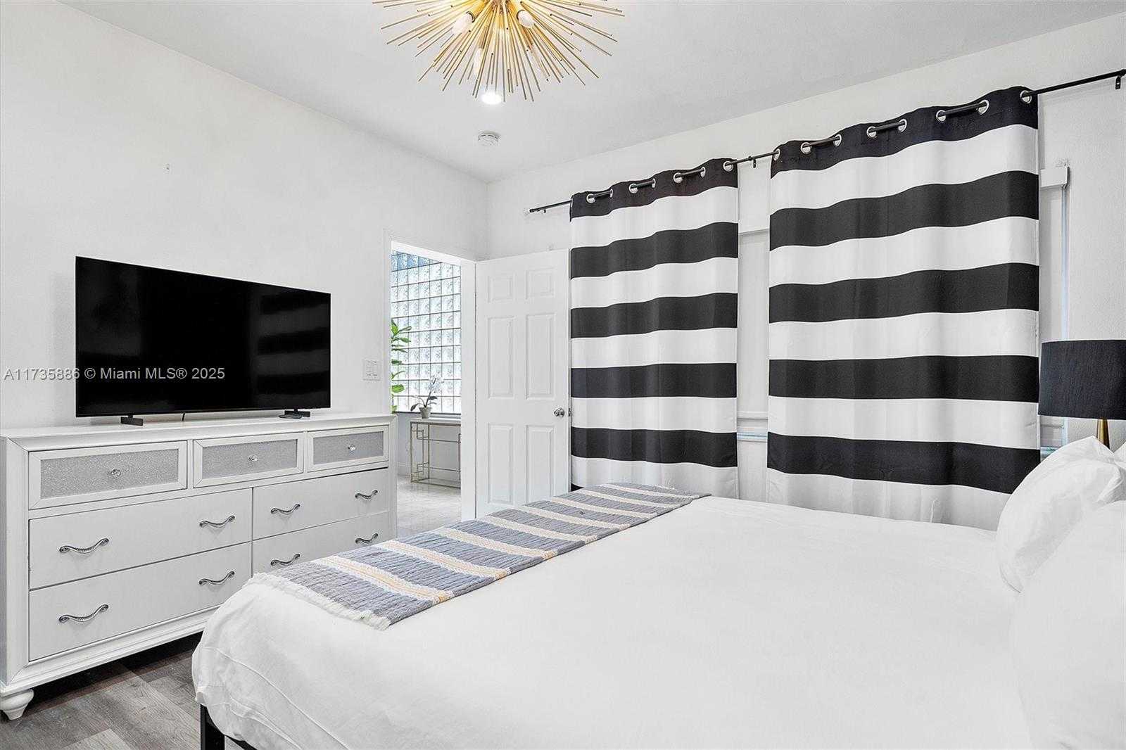 Small Image of 2541 NE 195th St, Miami, FL 33180, USA Number 22