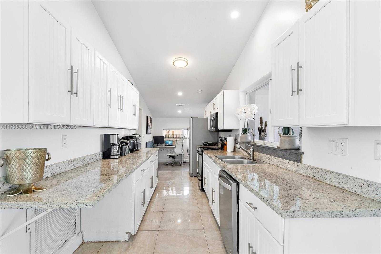 Small Image of 2541 NE 195th St, Miami, FL 33180, USA Number 32