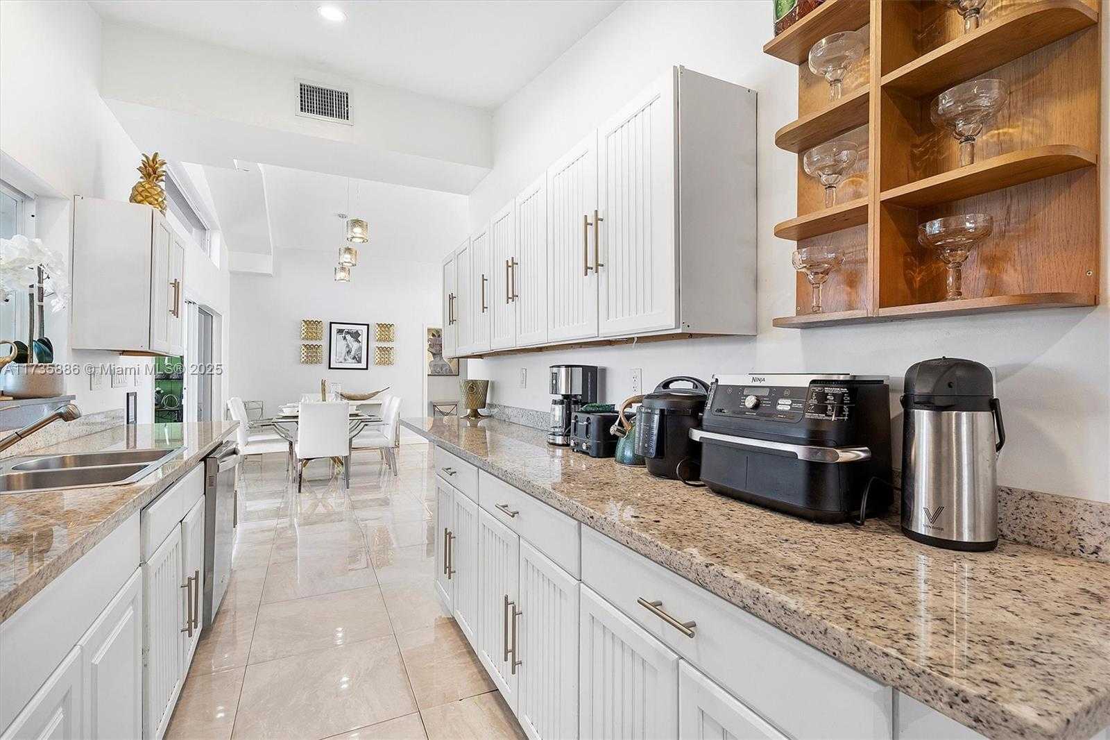 Small Image of 2541 NE 195th St, Miami, FL 33180, USA Number 42