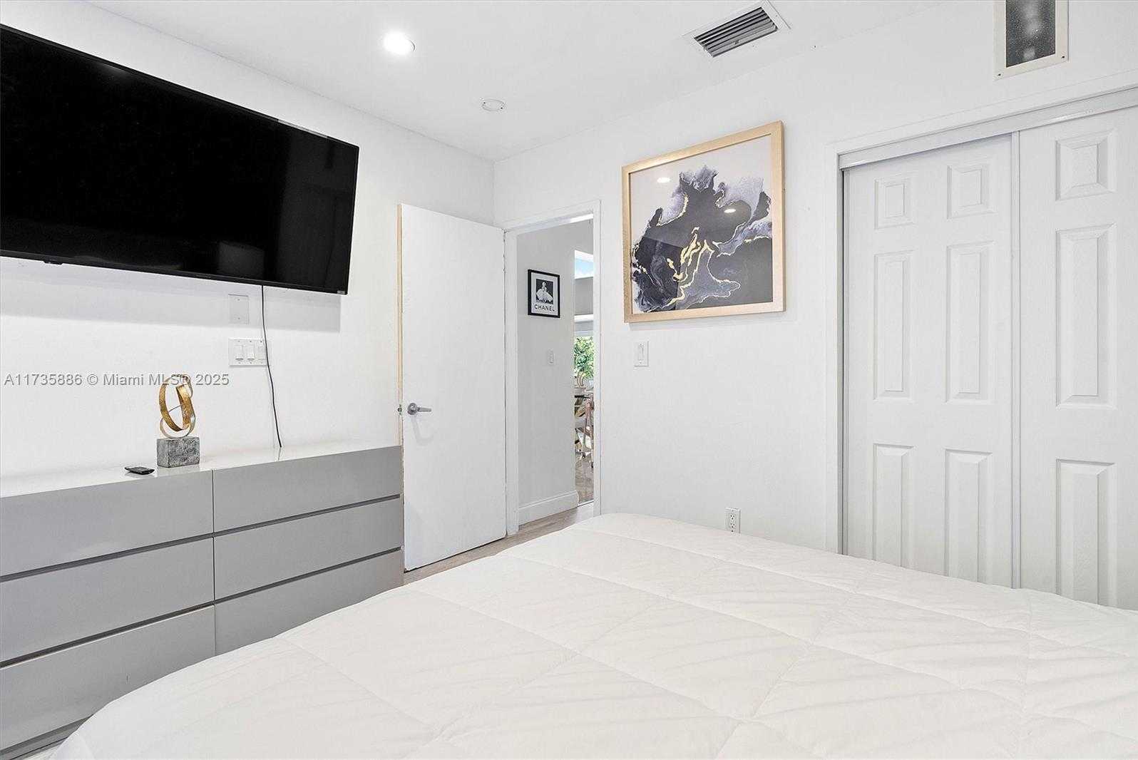 Small Image of 2541 NE 195th St, Miami, FL 33180, USA Number 47