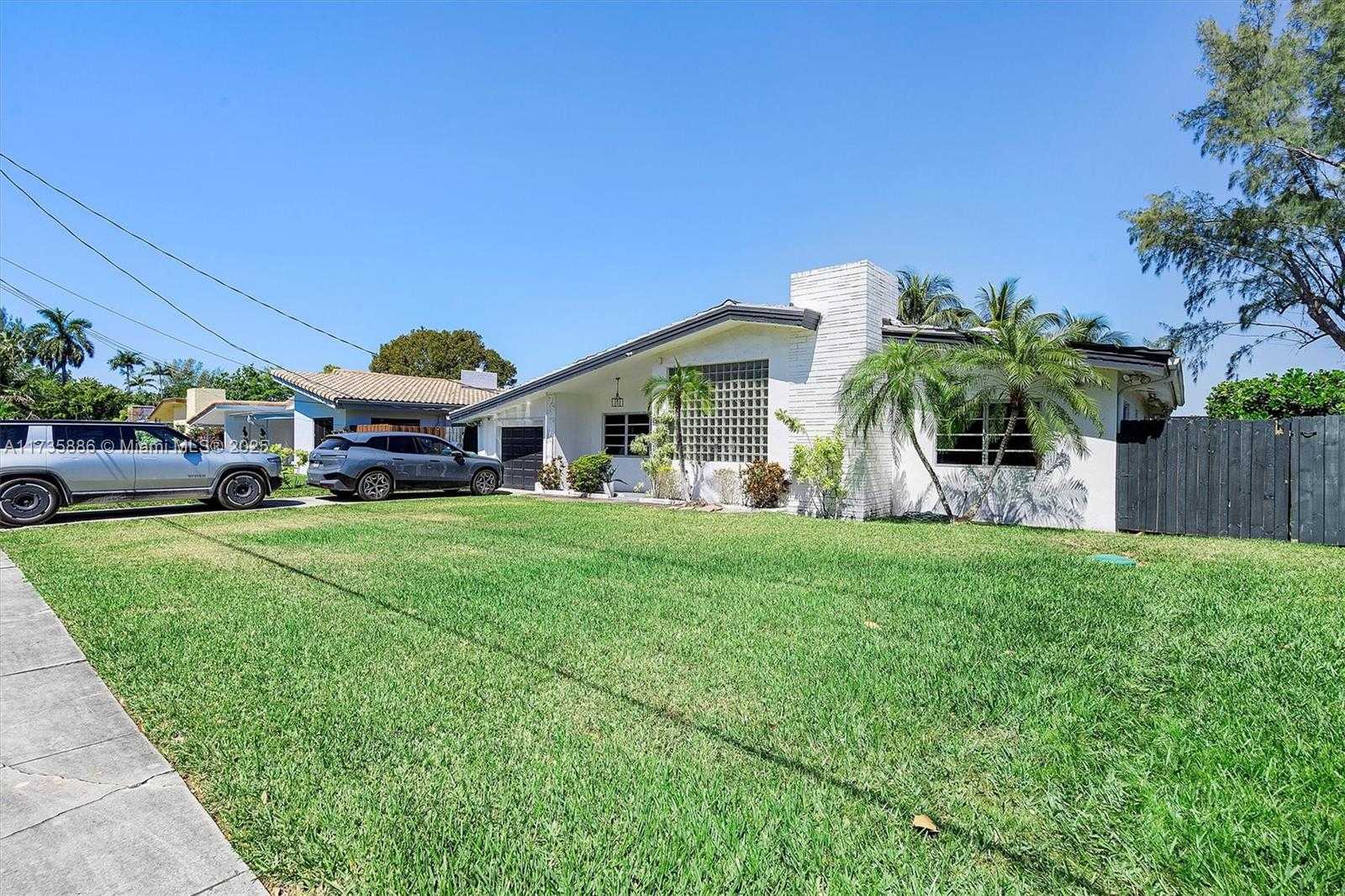 Small Image of 2541 NE 195th St, Miami, FL 33180, USA Number 49