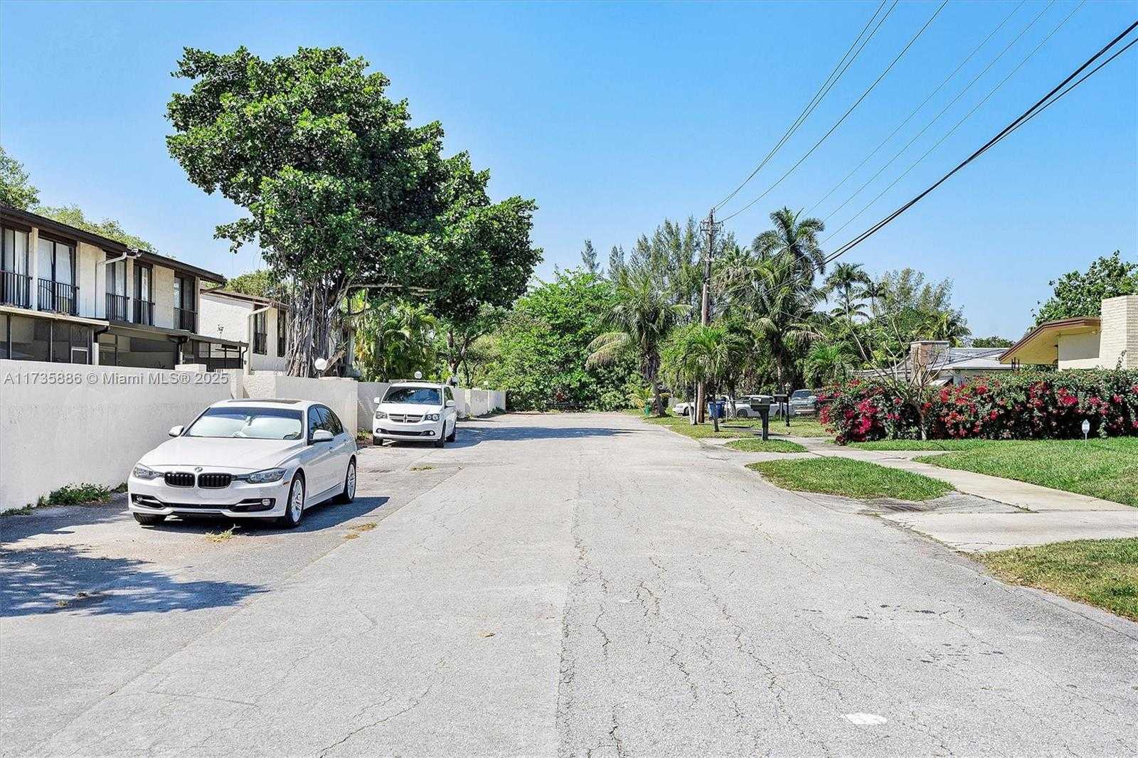 Small Image of 2541 NE 195th St, Miami, FL 33180, USA Number 50