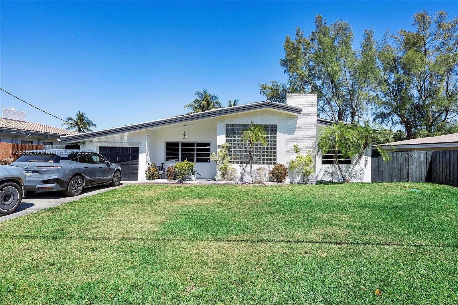 Small Image of 2541 NE 195th St, Miami, FL 33180, USA Number 51