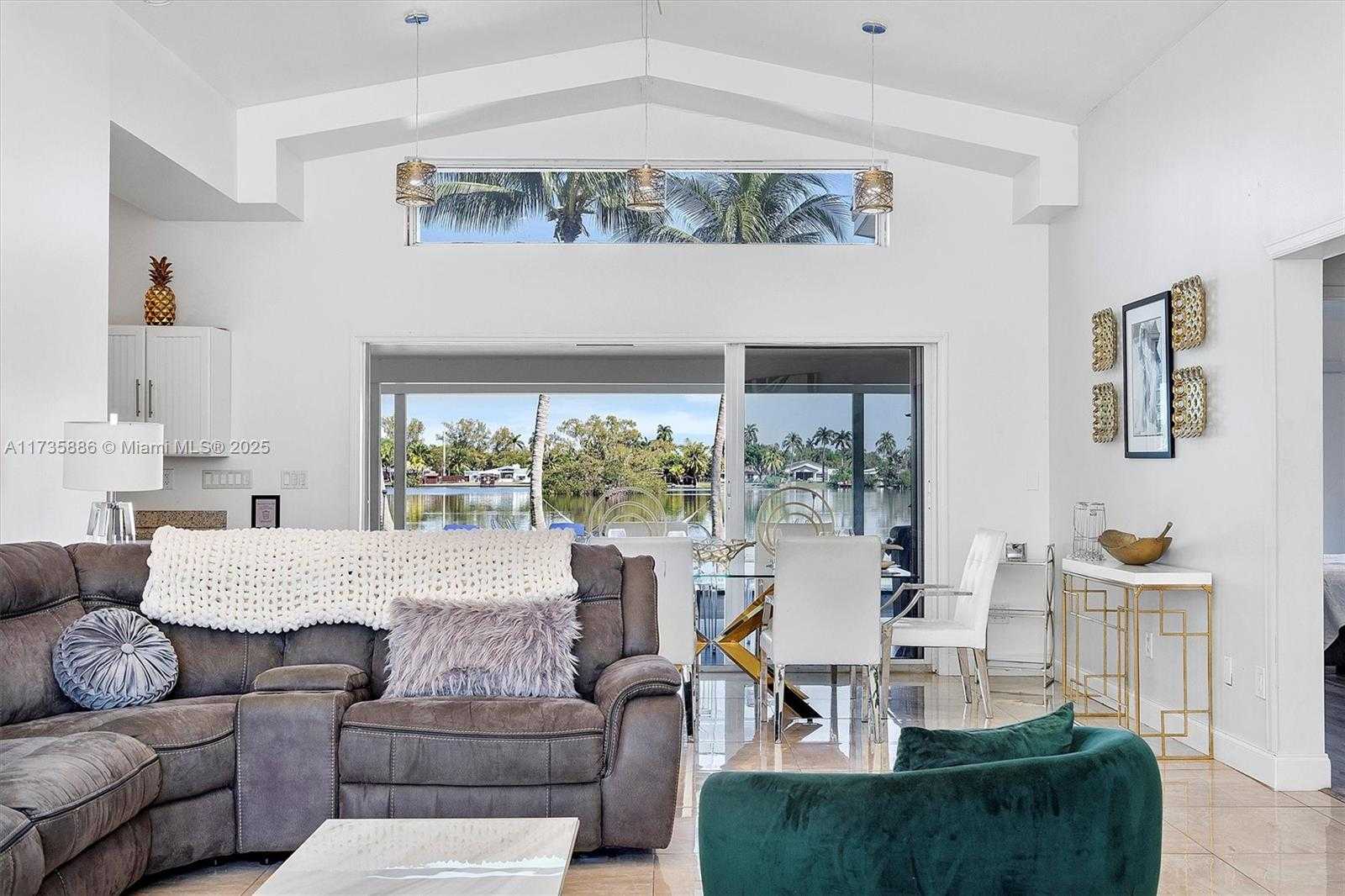 Small Image of 2541 NE 195th St, Miami, FL 33180, USA Number 54