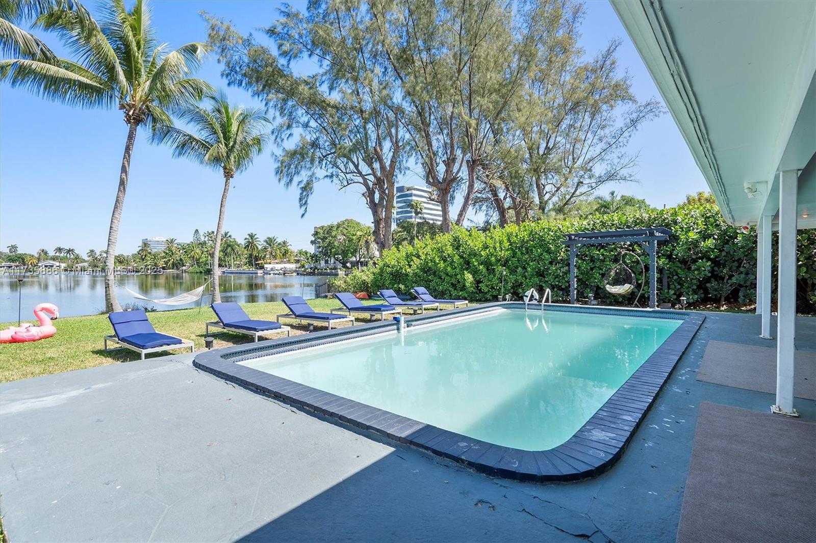 Small Image of 2541 NE 195th St, Miami, FL 33180, USA Number 59