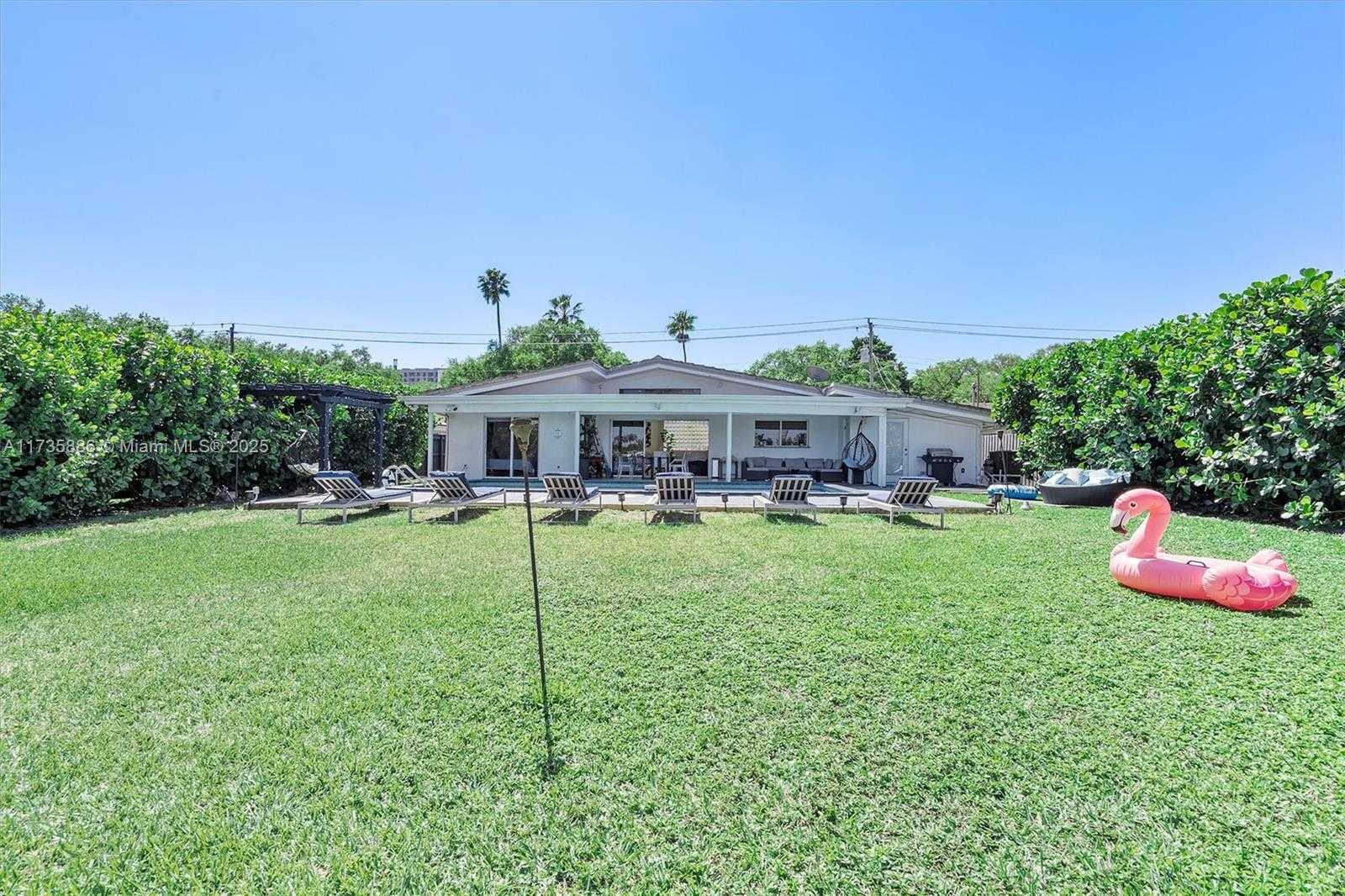 Small Image of 2541 NE 195th St, Miami, FL 33180, USA Number 64