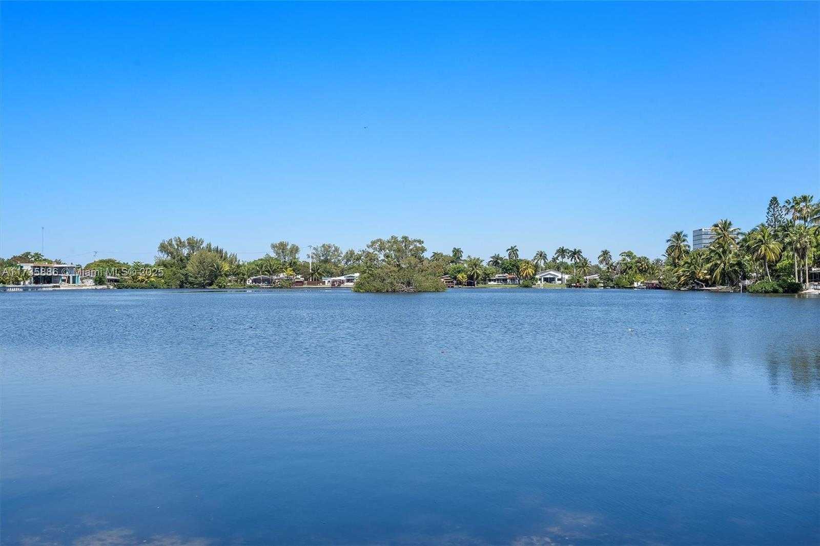 Small Image of 2541 NE 195th St, Miami, FL 33180, USA Number 65
