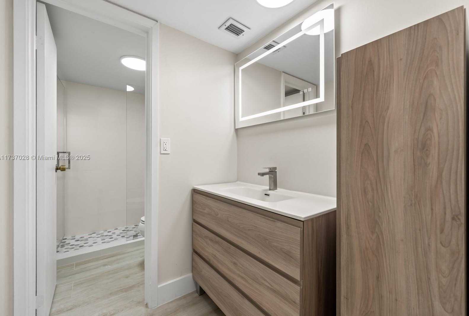 Small Image of 2625 COLLINS AVE #309, Miami Beach Number 22