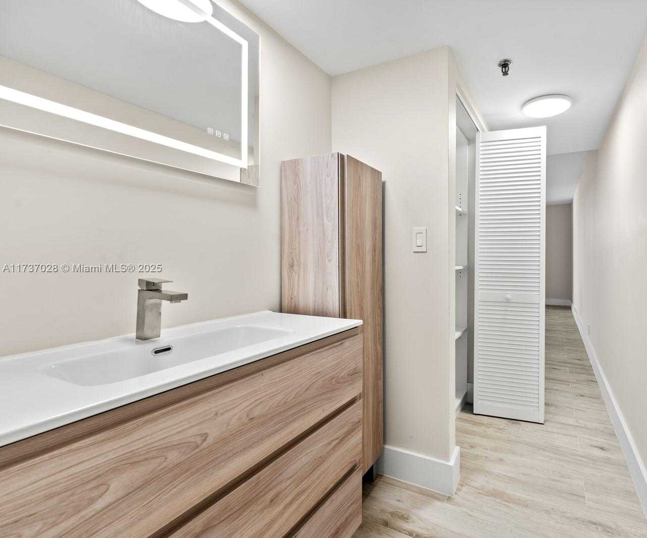 Small Image of 2625 COLLINS AVE #309, Miami Beach Number 24