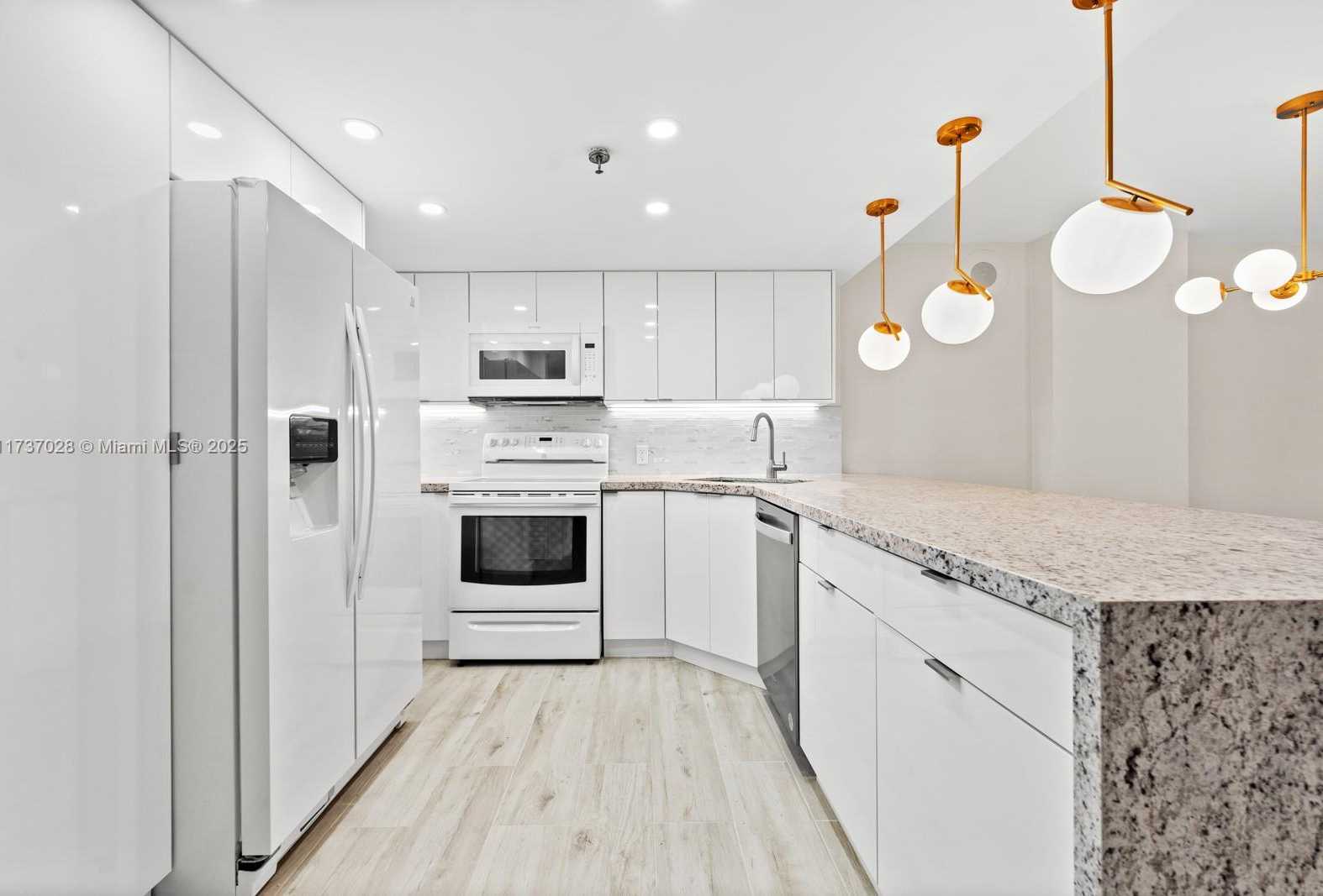 Small Image of 2625 COLLINS AVE #309, Miami Beach Number 6
