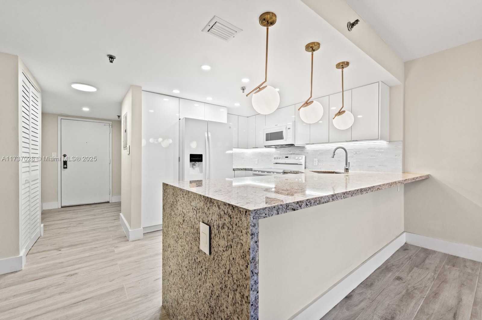 Small Image of 2625 COLLINS AVE #309, Miami Beach Number 7