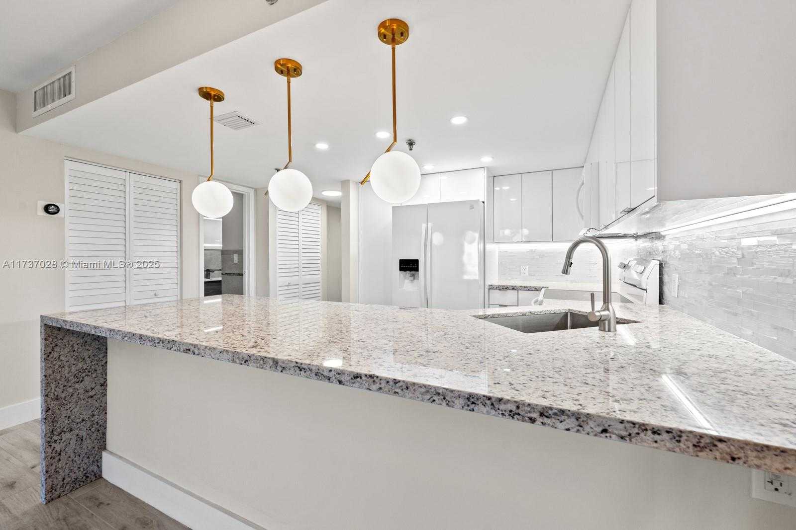 Small Image of 2625 COLLINS AVE #309, Miami Beach Number 8