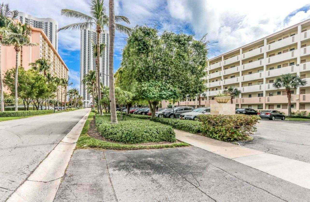 Small Image of 220 KINGS POINT DR #106, Sunny Isles Beach Number 2