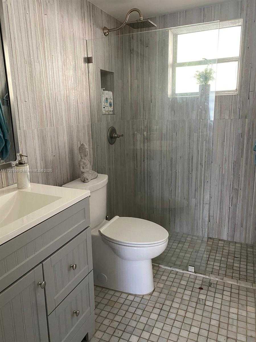 Small Image of 220 KINGS POINT DR #106, Sunny Isles Beach Number 7