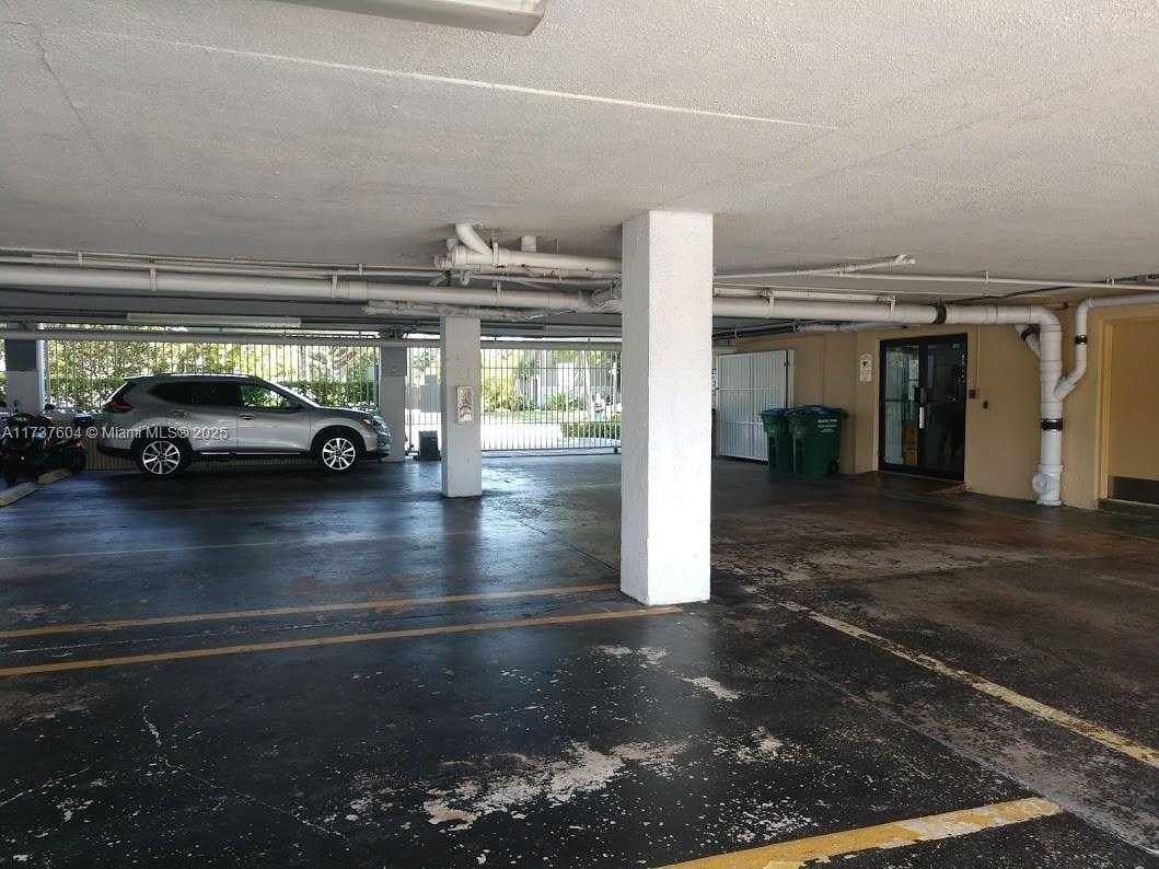 Small Image of 2000 NE 135th St, North Miami, FL 33181, USA Number 8