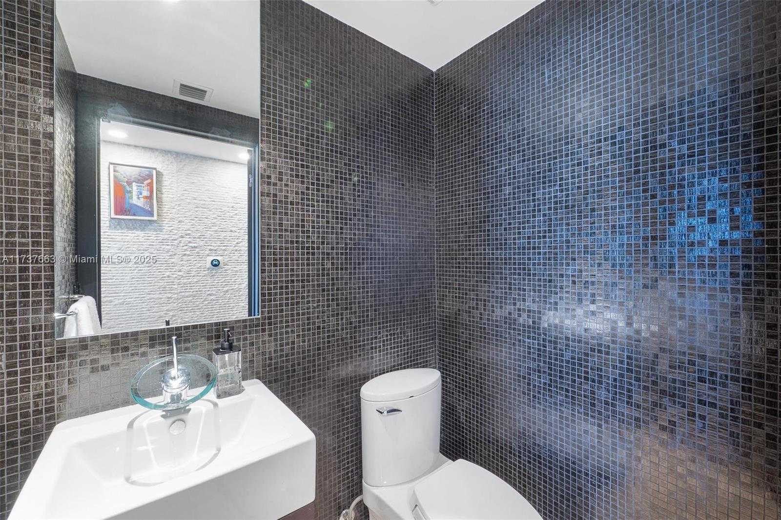Small Image of 5875 COLLINS AVE #2005, Miami Beach Number 25