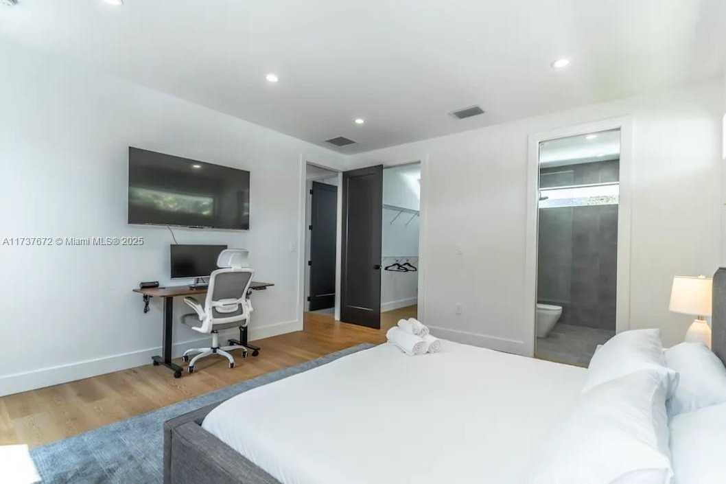 Small Image of 326 NORTH WEST 40TH ST, Miami Number 11