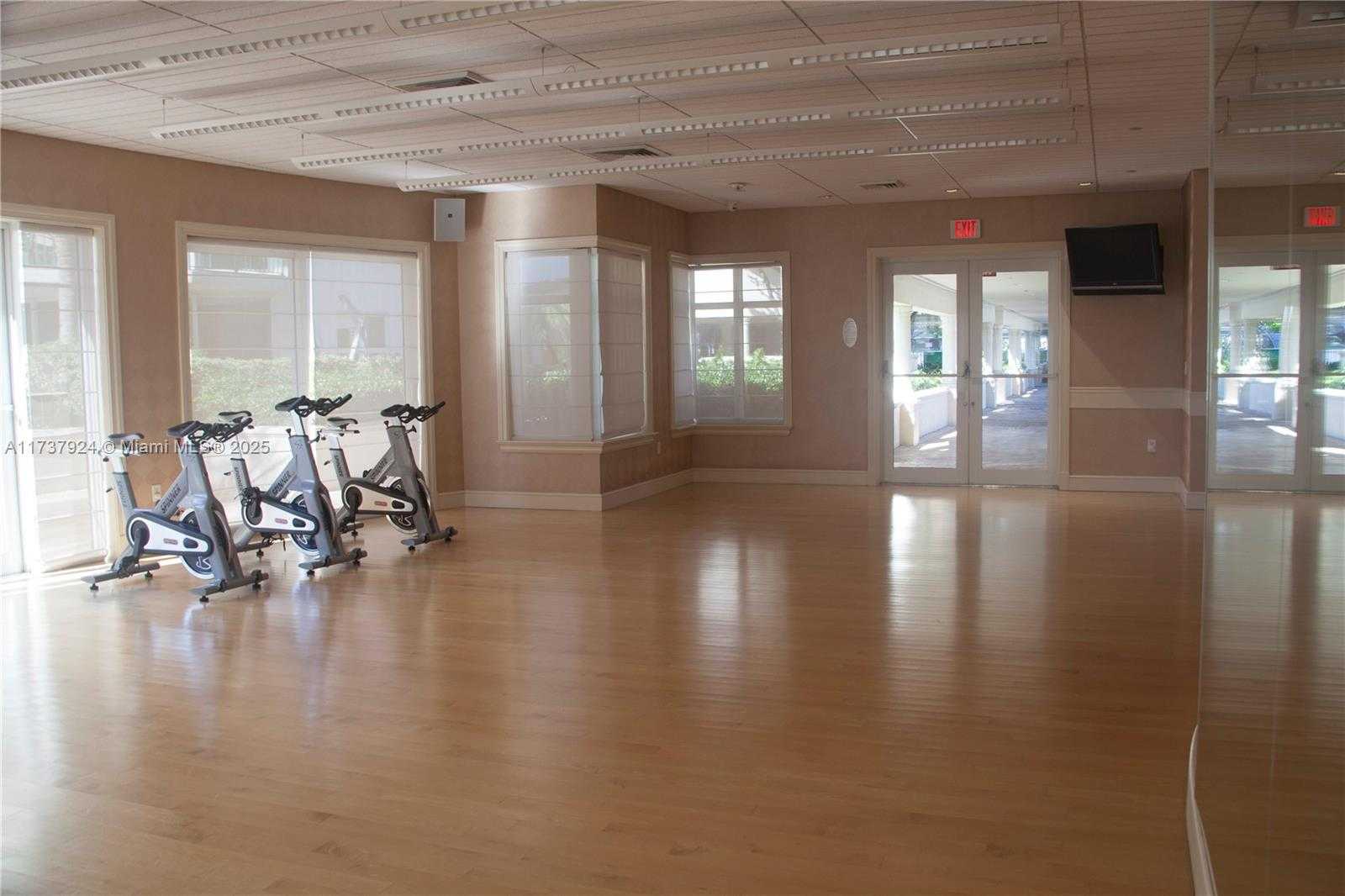 Small Image of 19900 E Country Club Dr, Aventura, FL 33180, USA Number 19