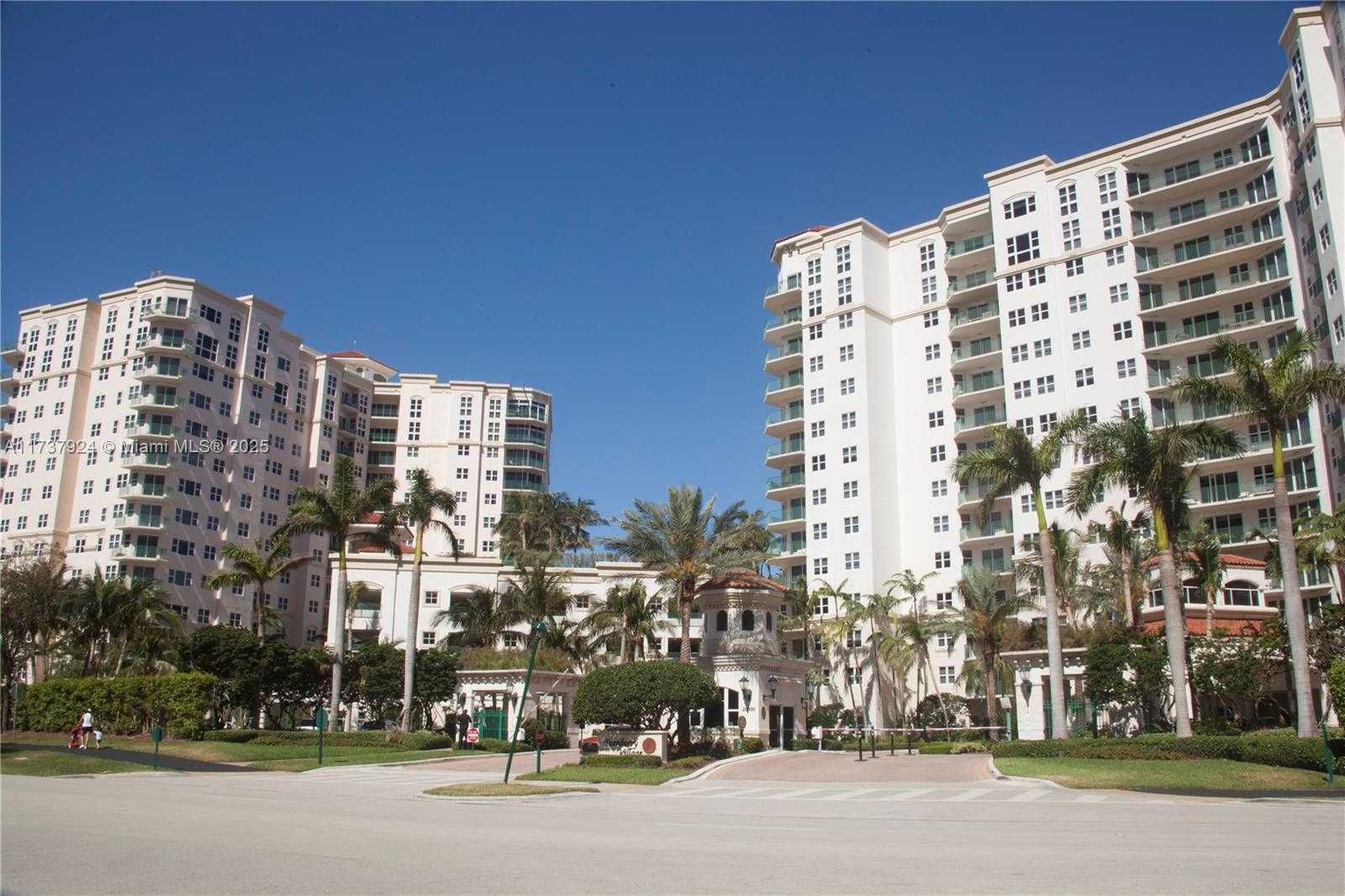 Small Image of 19900 E Country Club Dr, Aventura, FL 33180, USA Number 34