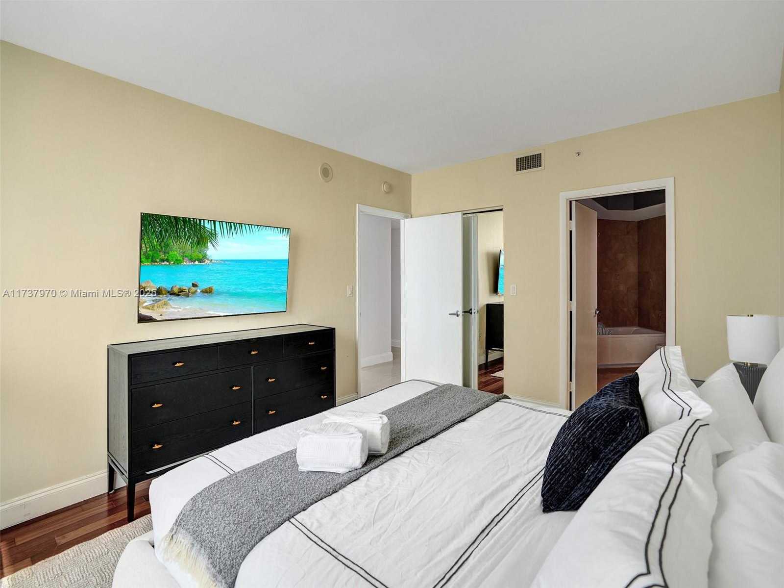 Small Image of 6365 COLLINS AVE #2007, Miami Beach Number 25