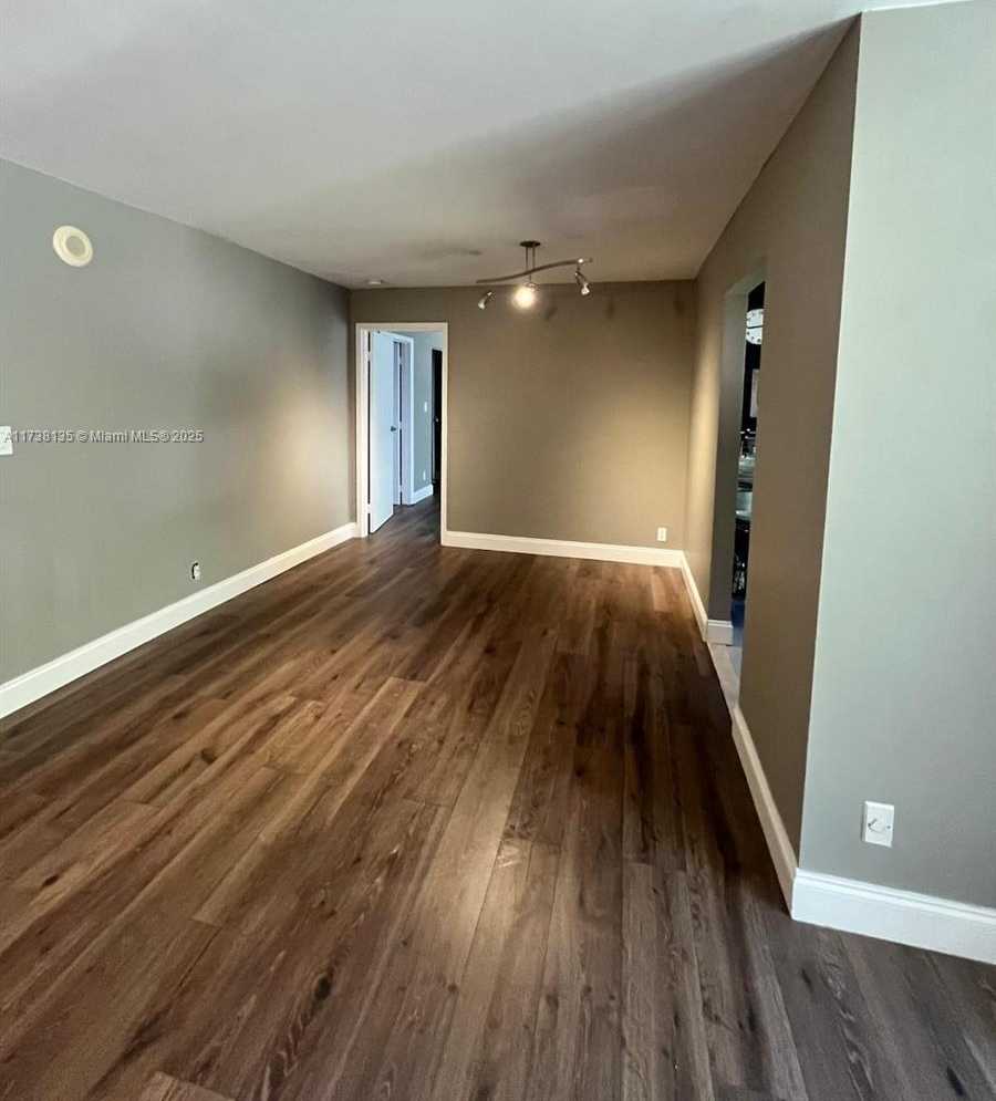 Small Image of 16909 N BAY RD #104, Sunny Isles Beach Number 2