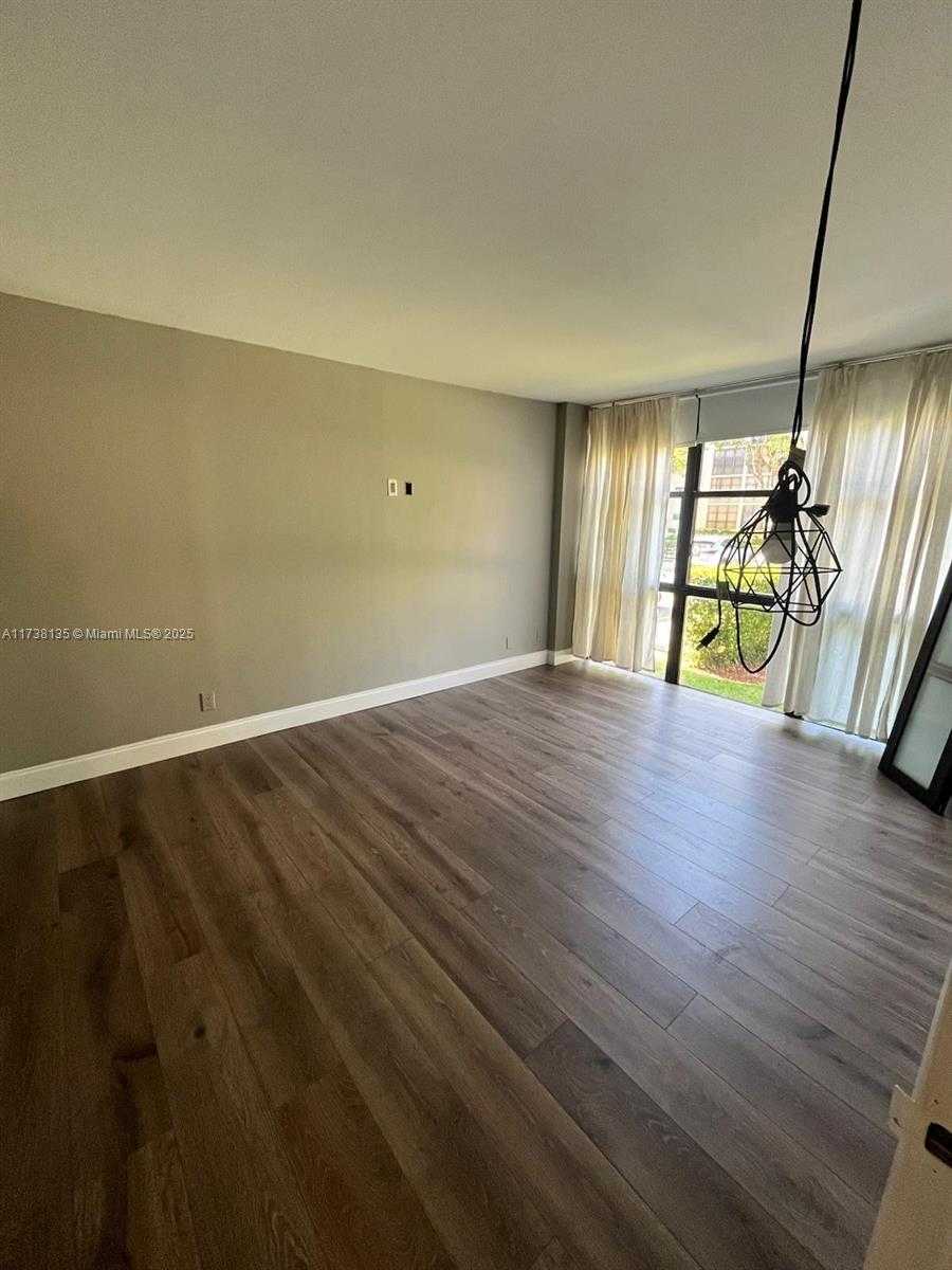 Small Image of 16909 N BAY RD #104, Sunny Isles Beach Number 4
