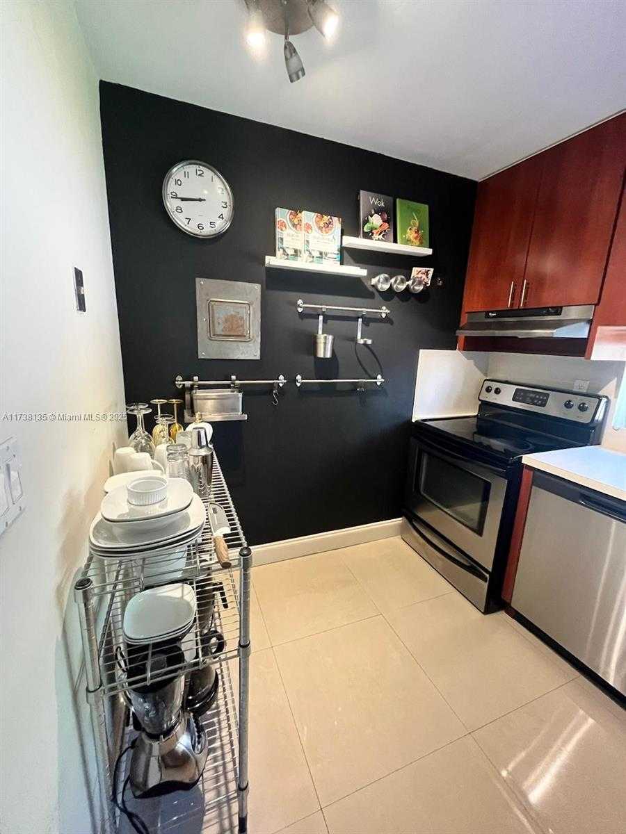 Small Image of 16909 N BAY RD #104, Sunny Isles Beach Number 6
