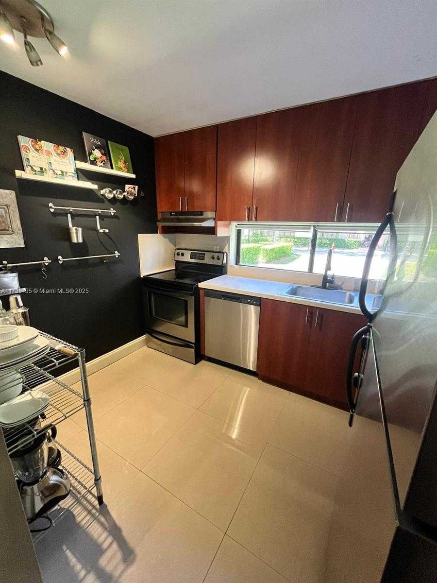 Small Image of 16909 N BAY RD #104, Sunny Isles Beach Number 7