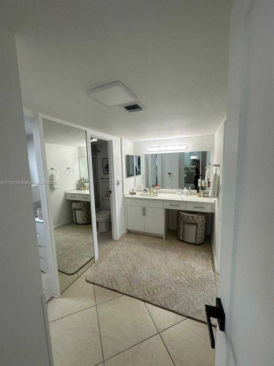 Small Image of 100 BAYVIEW DR #1114, Sunny Isles Beach Number 16