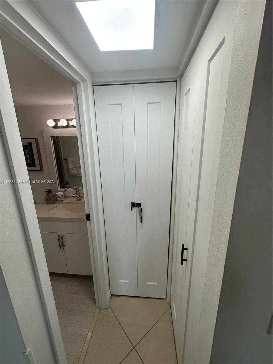 Small Image of 100 BAYVIEW DR #1114, Sunny Isles Beach Number 20